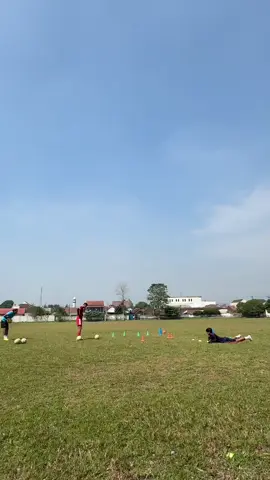 with senior senior idolaa🤩bismillah rejeki wes ono seng ngatur#goalkeepertraining #fyp 