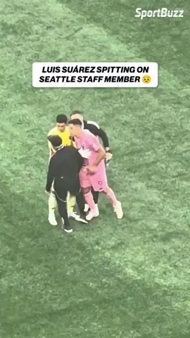 LAMENTÁVEL! 🤦🏻‍♂️🤬 Durante a final da Leagues Cup, Luis Suárez, do Inter Miami, discutiu com um membro da comissão técnica do Seattle Sounders e cuspiu no rosto do profissional. Em campo, o Seattle Sounders venceu por 3 a 0 e conquistou o título da Leagues Cup. 📽 Reprodução/Instagram #luissuarez #intermiami #seattlesounders #futebol