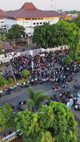 Karawang – Sejumlah massa menggelar aksi demonstrasi di depan gerbang Gedung DPRD Karawang pada Senin (1/9/2025). Aksi yang berlangsung sejak sore ini berjalan tertib dan kondusif. Massa menyampaikan aspirasinya dengan pengawalan aparat kepolisian. Hingga aksi berakhir, situasi di sekitar lokasi terpantau aman tanpa adanya gangguan berarti. . . . #karawang #karawangtiktok #karawanghitz #karawangviral #karawanginfo 