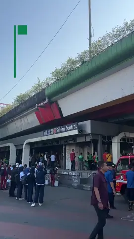 gotong royong masyarakat dan ojol rapihkan halte pasar Senen setelah demo. #demo #ojol #grab #fyp #hariini 