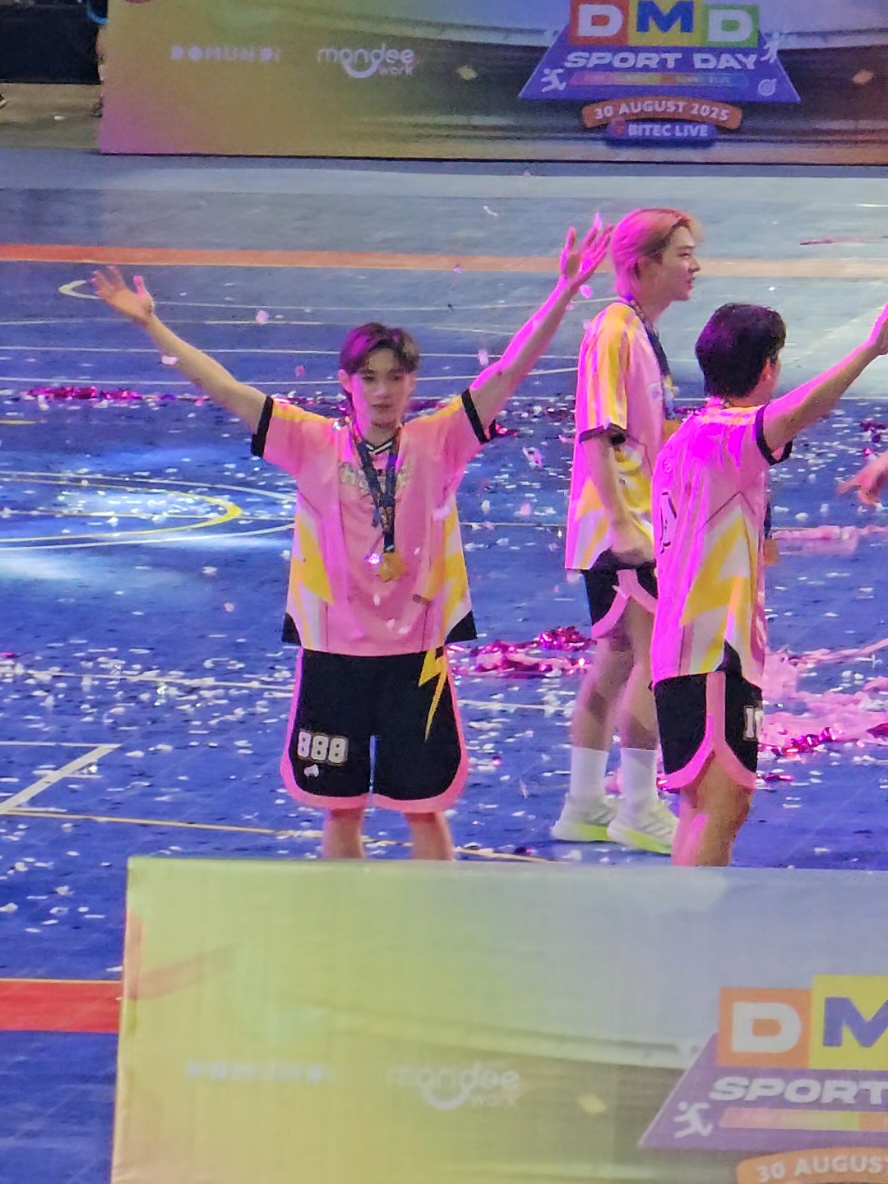นักกีฬา MVP ของทีม ดูกี่ทีก็ปาดน้ำตา ภูมิใจกับน้องณฐที่สุด  DMDSPORTDAY X MAXNAT #DMDSPORTDAY2025 #natasitt #ขวดนมของเบบี้ณฐ @Nat Natasit 