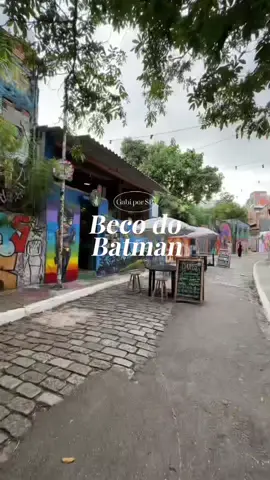 Vem comigo conhecer o icônico Beco do Batman: grafites incríveis, lojinhas, feirinhas e um clima superalternativo e inspirador. Um lugar imperdível pra quem ama arte e boas experiências! 🎨 📍Beco do Batman - Rua Gonçalo Afonso, Vila Madalena, São Paulo. #becodobatman #vilamadalena #turismosp #gastronomiasp #dicasdeviagem