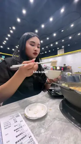 (Hidup ini singkat, waktunya cepat, tidak bisa diulang, tidak bisa diputar ulang. Jadi, nikmatilah setiap momen sebagaimana adanya) [@islam.ch]