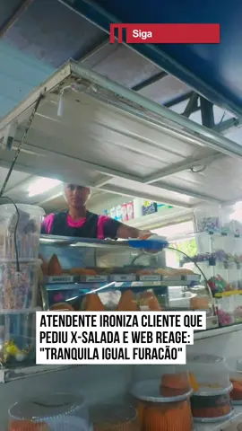 🤣 🍔🥬 Em um #vídeo do #cotidiano, a atendente Daniella Kamilla decidiu brincar com uma situação que faz parte da vida do brasileiro. Enquanto servia um cliente, outro pediu um #Xsalada. Imediatamente, Daniella perguntou se o cliente tinha pedido um “hamburgão” e recebeu uma resposta negativa. Então, Daniella respondeu: “Então cala a boca, o pedido não é seu!”. Apesar de ironizar na publicação, dizendo “Amo trabalhar com o público”, a criadora de #conteúdo afirmou que tudo não passava de uma brincadeira. Nos comentários, alguns internautas se identificaram com a forma como a situação foi retratada: “Gostei dela. Tranquila igual furacão”, disse um usuário. “Representatividade de 90% das pessoas que atendem o público”, comentou outro internauta. #EntretêNews E vocês, o que acharam? 📹 @daniella.kamilla_003 (ig) | @myhoodbr