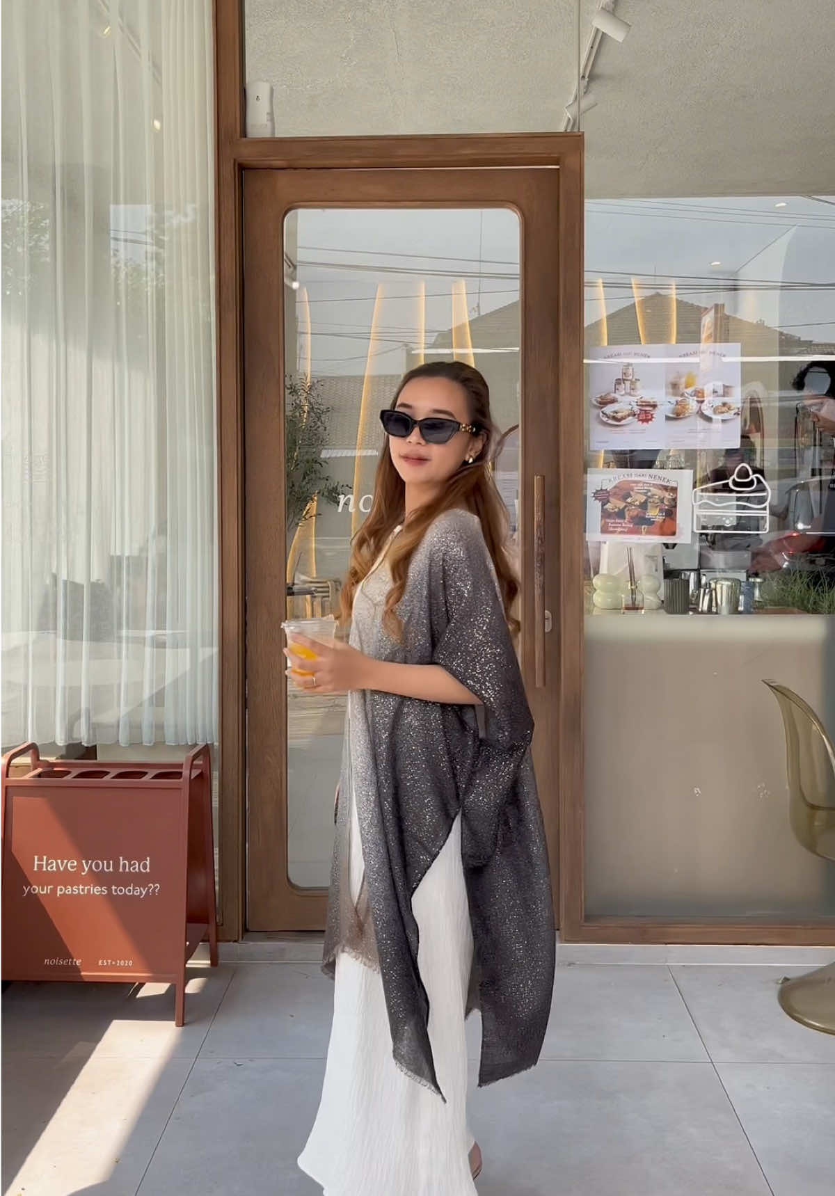 Fall in love with this outer 😍 In frame : Vessela Black Outer  Shop now! 🛒 #everydayitsfriday #outfitideas 