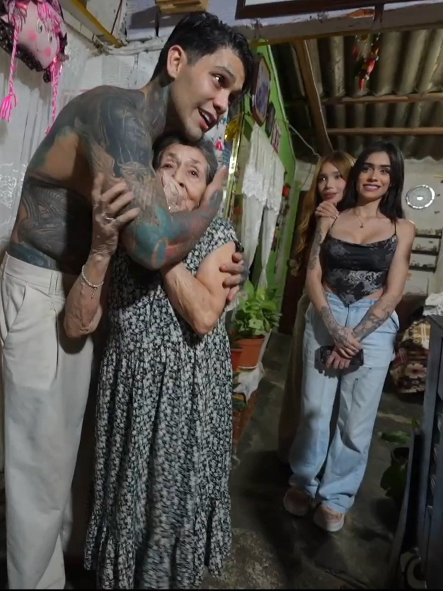 Volver ala casa donde creci con mi papa y mi abuela... es volver asentir que ellos siempre estan conmigo 😥😭 #yefersoncossio #colombiamedellin #mibarrio #popular #abuela #sentimientos #fypシ゚ @yefersoncossio @carolinagomezec @soycintiacossio