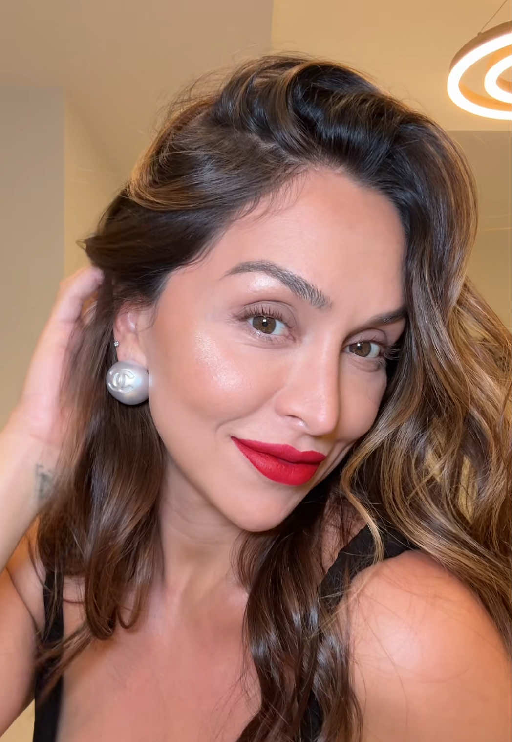 The toned down Makeup look, I did complementing my red lip that I wore for our anniversary dinner. ALL PRODUCTS LISTED BELOW: @INNBEAUTY PROJECT Recharge Gel Cream / @AquaphorUS Lip Repair / @Diorbeauty Forever Skin Perfect Foundation Stick / @makeupbymario SoftSculpt® Cream Contour & Bronzer Shaping Stick + SoftSculpt® Talc-Free Blurring Bronzer / @NARS Cosmetics Soft Matte Complete Full Coverage Longwear Concealer with Hyaluronic Acid + Light Reflecting Luminizing Powder / @Bobbi Brown Long Wear Cream Shadow Stick in Taupe / @Charlotte Tilbury Lip Cheat Lipliner in Foxy Brown as eyeliner / @ONE SIZE BEAUTY Bouclé Silk Airbrsh Finishing Powder / @Anastasia Beverly Hills Brow Definer in Medium Brown / @Morphe Cosmetics Micro Manager Gripping Brow Gel / @L’Oréal Paris Lumi Glotion 903 Medium Glow + Infallible Matte Resistance Liquid Lipstick in Le Rouge Paris / @MakeUpForEverUSA Artist Color Pencil Longwear Lip Liner in True Red #redlip #matteredlips #makeuptutorial 