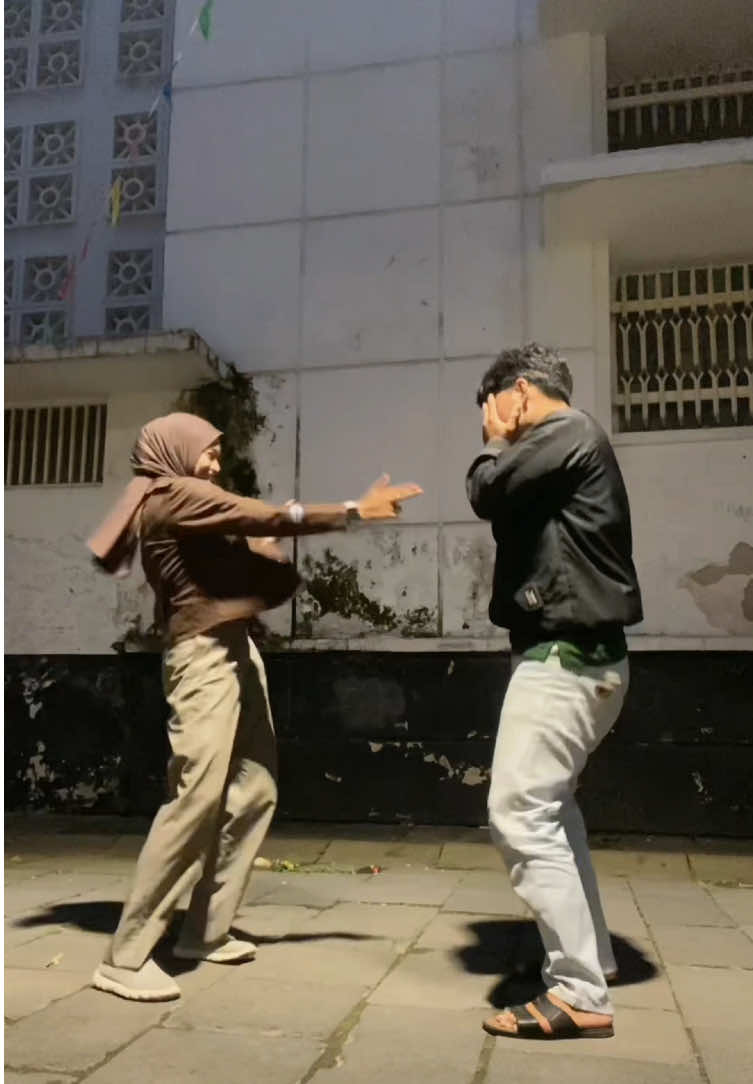 “ka imel cowonya kaya tertekan” kalian tengok la ni dia slalu menikmati berjoget😭🤏🏻 @Ikiiiw ahahah lucukkk, dc by @Neng & Mas #nainowalene #velocityindia #bollywood #bollywoodsong #joget 
