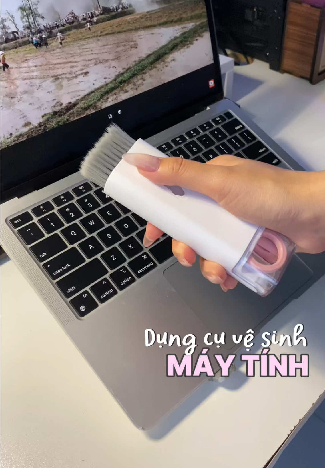 Trả lời @sam sam vòng tròn là để tháo bàn phía cơ í. Dụng cụ vệ sinh bàn phím #sunnie #hopgotietkiem 