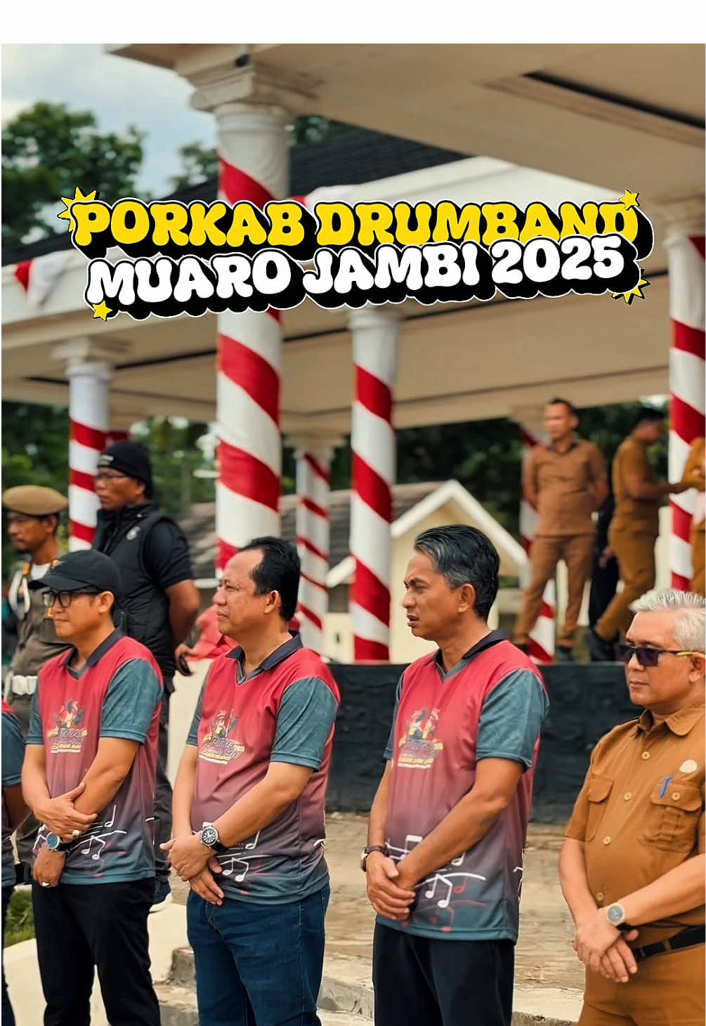 “ Alhamdulillah hari ini ditandai dengan pengibaran bendera, Saya melepas peserta lomba kegiatan kejuaraan PORKAB Cabor Drum Band tahun 2025. Kegiatan dipusatkan di Lapangan kantor Bupati, Senin (01/09/2025). Saya menyampaikan Pelepasan kejuaraan PORKAB antar sekolah ini memberikan dukungan moral dan semangat kepada para atlet drum band untuk dapat tampil maksimal dan meraih prestasi terbaik. Official sosial media : Instagram : @bambangbayususeno.ofc Threads : @bambangbayususeno.ofc Tiktok : bambangbayususeno.ofc Facebook : @bambangbayususeno.ofc #fypシ゚viral #jambi #untukmuarojambiberbakti2024_2029 #fypjambi 