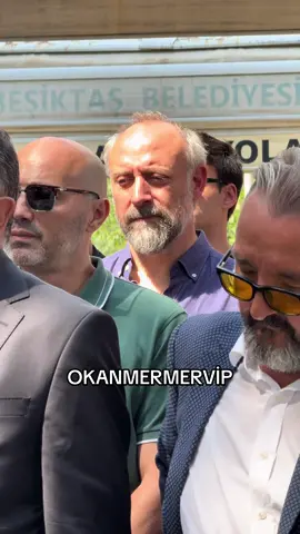 Halit Ergenç (Muhteşem Yüzyıl Kanuni Sultan Süleyman) Nilperi Şahinkaya annesinin cenaze törenine katıldı. #halitergenç #muhteşemyüzyıl #kanunisultansuleyman #hürremsultan #osmanlıtorunu 