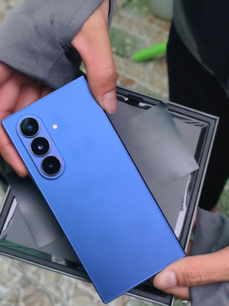 Giao tận nơi Unbox Samsung Galaxy Z Fold 7 cho anh trai trải nghiệm từ mẫu điện thoại thanh sang gập 🥰🥰 #lêquânmobile #hochiminh #xuhuong #fyp #techtok 