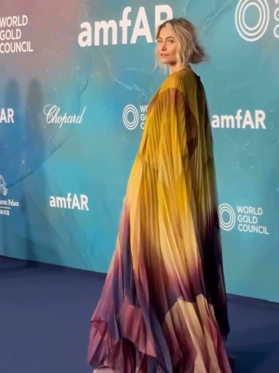 Paris Jackson (#parisjackson) no baile beneficente da #amfARVenezia. Ela usa look @irisvanherpen.  CD: @inprivatestudio  📸: @noah_stasch  ✂️: @matsmitzett 