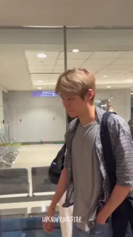 Aura eunseok emang ga bisa bohong, keren banget dengan style se simpel ini... #EUNSEOK #RIIZE #EUNSEOKRIIZE #SONGEUNSEOK 