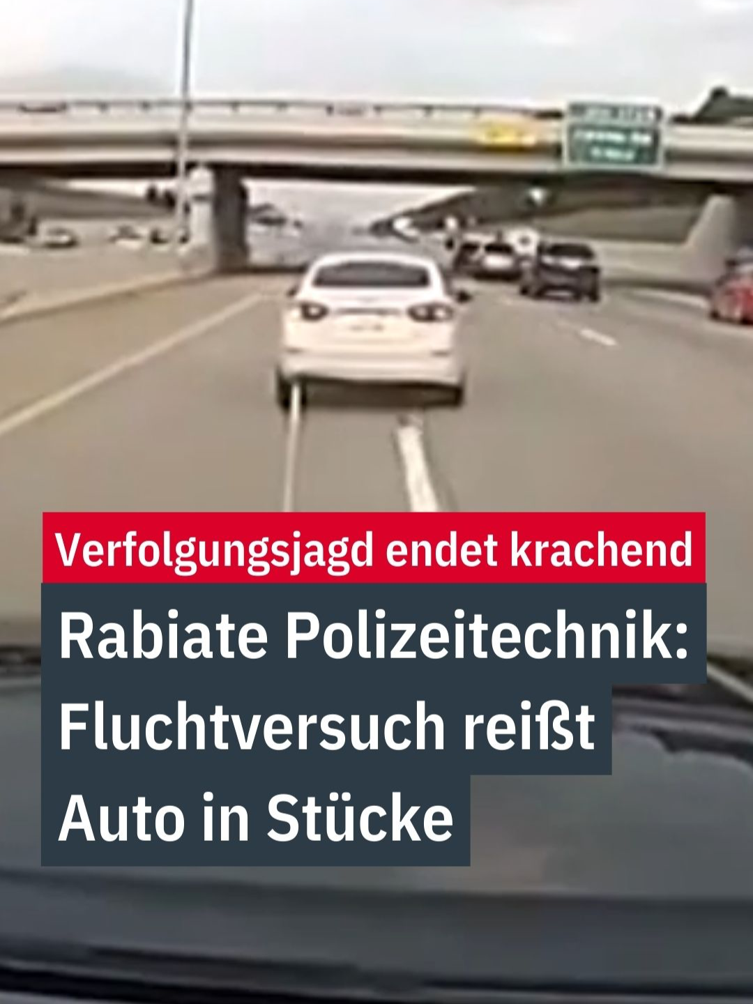 Ein Video hält fest, wie die Polizei im US-Bundesstaat Michigan eine Verfolgungsjagd jäh beendet. Aus der Stoßstange des Polizeiautos schießt nämlich ein Seil, das sich um den anderen Wagen schlingt und diesen an der Weiterfahrt hindert. 📲Immer aktuell informiert seid ihr mit der ntv App. #ntv #nachrichten