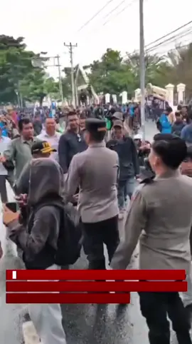 Di tengah maraknya aksi unjuk rasa anarkis yang terjadi di beberapa wilayah Indonesia, suasana berbeda terlihat di depan Kantor DPRD Provinsi Sulawesi Tengah. Wakapolda Sulteng, Brigjen Pol Dr. Helmi Kwarta Kusuma Putra Rauf, S.I.K., M.H., hadir langsung dan berbaur dengan massa aksi. Kehadiran Wakapolda disambut hangat oleh para demonstran. Dengan pendekatan humanis dan persuasif, beliau berdialog serta mendengarkan aspirasi yang disampaikan. Momen ini menciptakan suasana aman, tertib, dan damai, jauh dari kesan anarkis. Langkah Wakapolda Sulteng ini menjadi contoh nyata peran Polri dalam merangkul masyarakat, menjaga kondusifitas, serta memastikan penyampaian aspirasi berjalan dengan baik tanpa ada gesekan maupun kericuhan.@Divisi Humas Polri Official @Bid Humas Polda Sulteng #polriuntukmasyarakat 