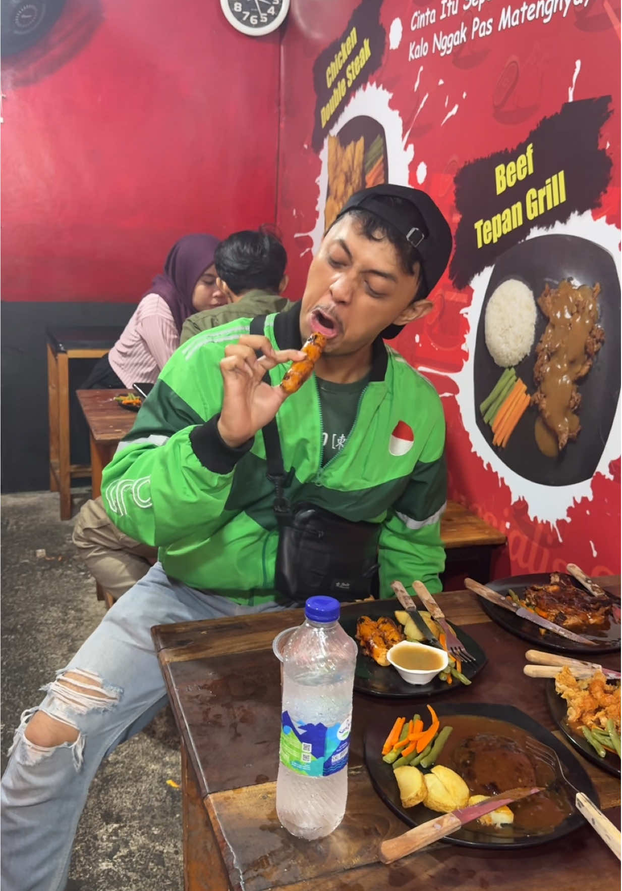 Pov : Nyobain steak rakyat sambil konser 💃😩🤣 @Steak Rakyat Pusat   #trending #abiojol #konser #kangenband #ojoltiktok 