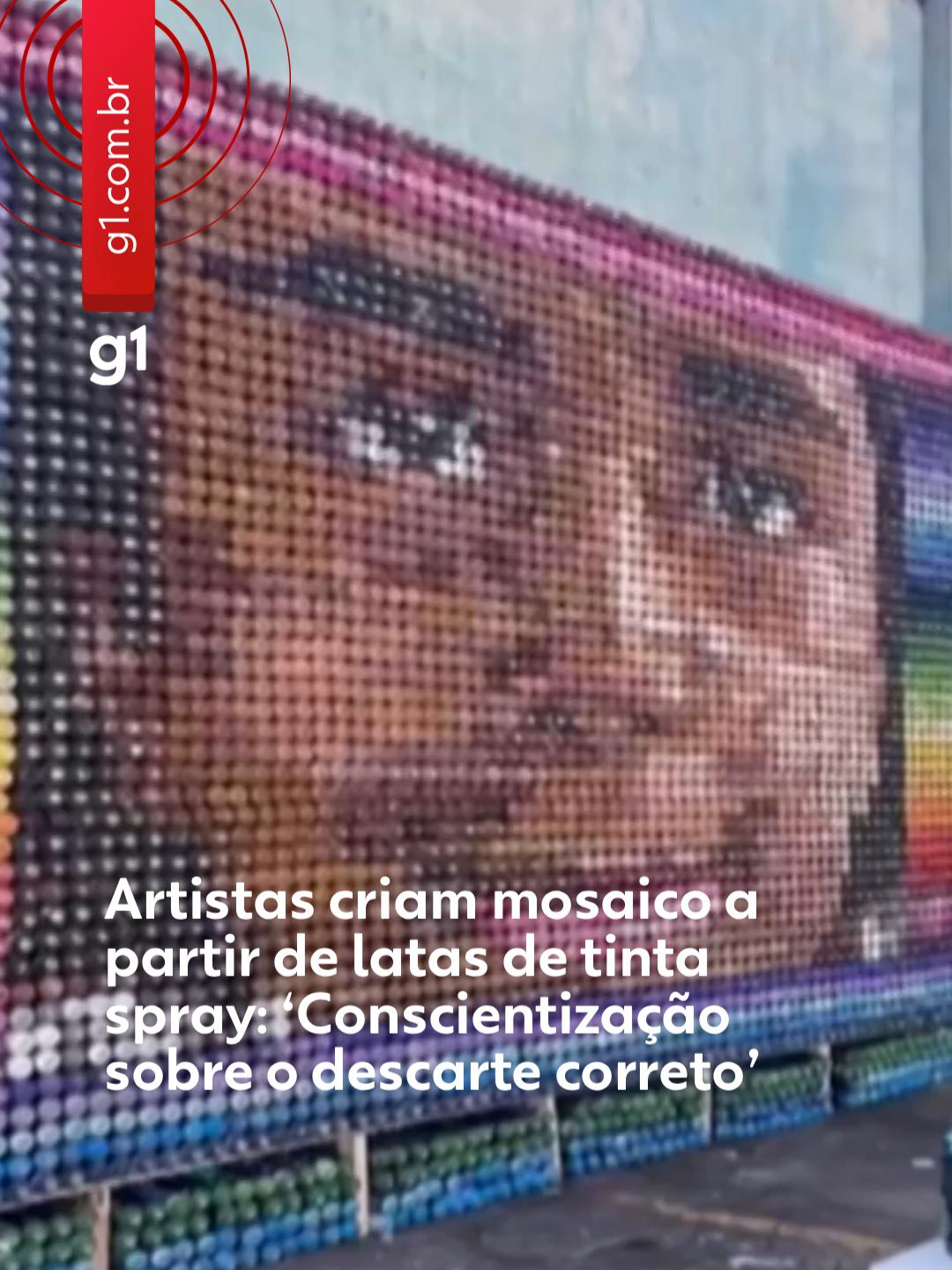 Arte e reciclagem - Substituindo a tinta pelas próprias latas de spray, artistas do projeto social Aquarela, em Presidente Prudente (SP), criaram um mosaico de 16 m², elaborado com cinco mil latas de aerossol. Painel está exposto desde o dia 2 de julho, na Avenida Brasil, 65. Para conseguir a quantidade de latas de tinta spray, aproximadamente 100 alunos do projeto, com idade entre sete e 15 anos, colaboraram na arrecadação ao longo de dois anos. Já a modelo do painel é a criança Joana, responsável pela maior arrecadação de embalagens durante a campanha. A produção levou 10 dias para ser finalizada, com apoio de diferentes artistas que participam do Projeto Aquarela e, após pronto, o painel entrou para o ranking como maior mosaico de aerossol do país pelo RankBrasil, na última quarta-feira (27). Ao g1, o coordenador do projeto e professor de grafite há quase 10 anos, Itamar Xavier, 46 anos, comentou sobre o desafio para tirar a ideia do papel. “Esse material é 100% reciclável e pouco reciclamos. Pretendíamos desenvolver à conscientização sobre o descarte correto do aerossol”. Para saber mais, clique em 'leia o artigo' #g1 #tiktoknotícias #spray #reciclagem #mural #presidenteprudente #sãopaulo