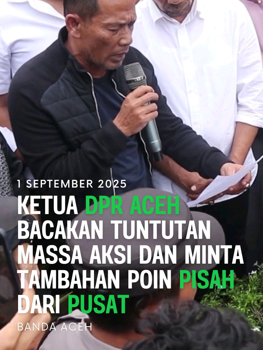 ketua #dpra membacakan sembilan poin tuntutan massa aksi, saat unjukrasa didepan kantor DPR #aceh 