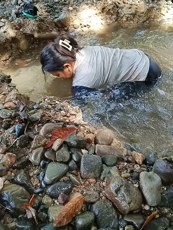 mainan nya cewek Dayak mah selang elbo a.k.a Jet spiral. 🤣 #fyp #dayakkalimantan #mahakamulu #penambang  #emas 