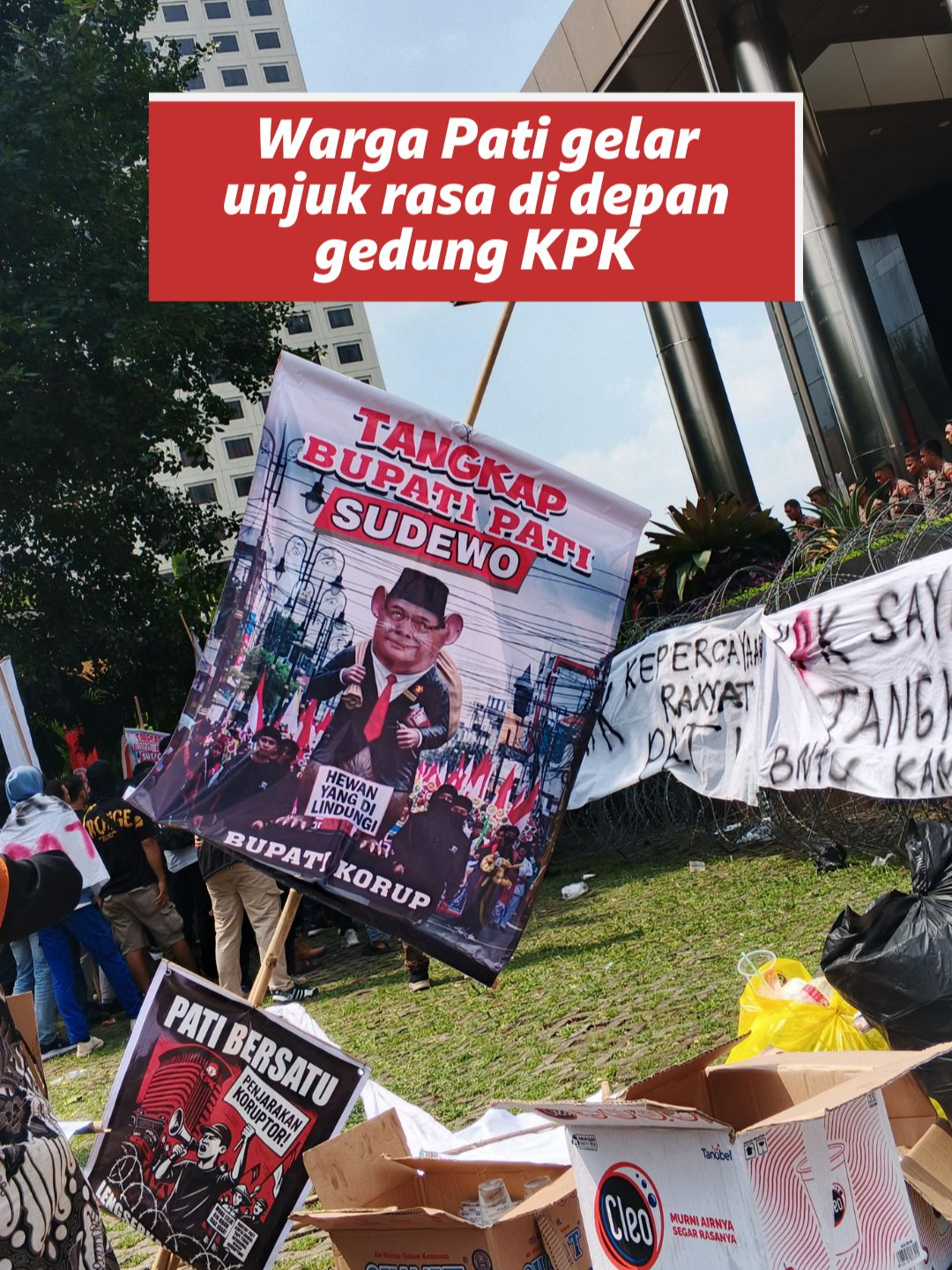 Ratusan warga Pati berkumpul di depan Gedung KPK, Jakarta, Senin (01/09). Mereka menuntut ketegasan KPK dalam mengusut kasus korupsi dan penonaktifan Bupati Pati, Sudewo. Warga Pati mengaku akan terus bertahan di KPK hingga tuntuntan mereka dipenuhi. #demo #pemerintah #sudewo #bupati #bupatipati