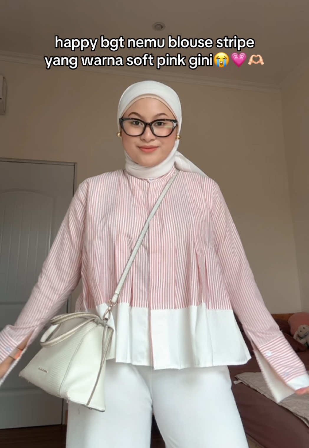 seneng bgt baju warna gemes ginii💗🎀 btw bb aku 60 tb 155 yaa✨ #blouse #blousestripe #atasanwanita #ootdhijab #fyp 