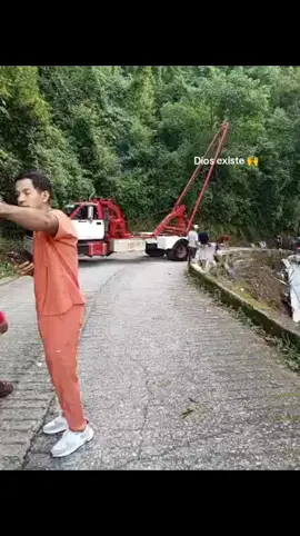 Dios existe , definitivamente pese a la perdida que hubo y los trentipico de heridos en el accidente de ayer 31 de agosto 2025 ,le damos gracias a Dios por ese árbol q colocó justo ahí que evitó una mayor tragedia #graciasdiosmio🙏 #31deagosto2025 #chorni 