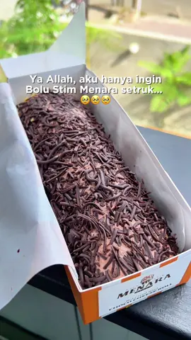 Umur segini bawaannya kalo gak tidur, ya maunya makan Bolu Stim Menara 😇 #Halal #OlehOlehMedan #BoluMedan #KueMedan #fyp 