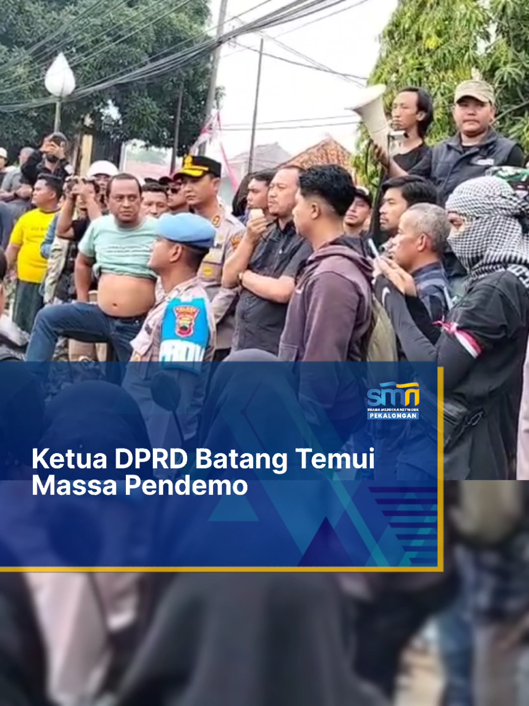 BATANG- Ketua DPRD Batang Su'udi menemui para pendemo dalam aksi yang digelar Aliansi Masyarakat Kabupaten Batang, Sabtu (30/8). Di tengah massa yang memenuhi jalur Pantura di depan kantor DPRD Batang, Su'udi didampingi Kapolres dan Dandim Batang, serta jajaran anggota DPRD lainnya. Dalam orasinya, Su'udi berkomitmen menerima masukan dan aspirasi dari masyarakat Batang.
