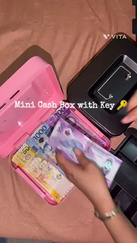 🗝Make sure your cash are safe and secure with this cash box with key and lock 🔐  #giftideas  #moneysavingtips  #savingmoney  #piggybank  #moneyorganizer 