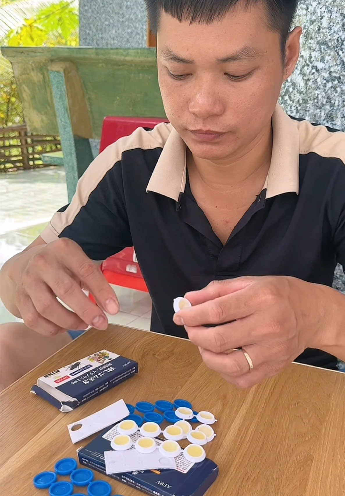 Nhà ai có nhiều thằn lằn tắc kè thì chỉ cần dán lên là không còn em nào luôn nè #thuocdietthanlan #truongtien89 #xuaduoithanlan 