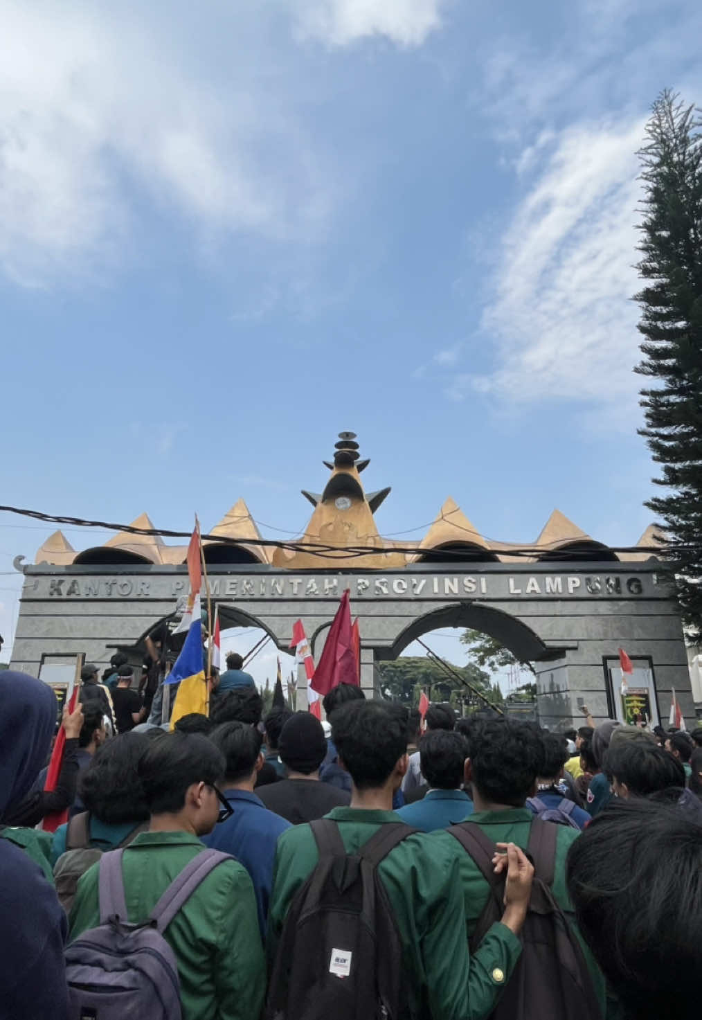 sepanjang jalan masyarakat pada teriak “merdeka!!” kita emang belum merdeka ya? #1september #lampung #demo 