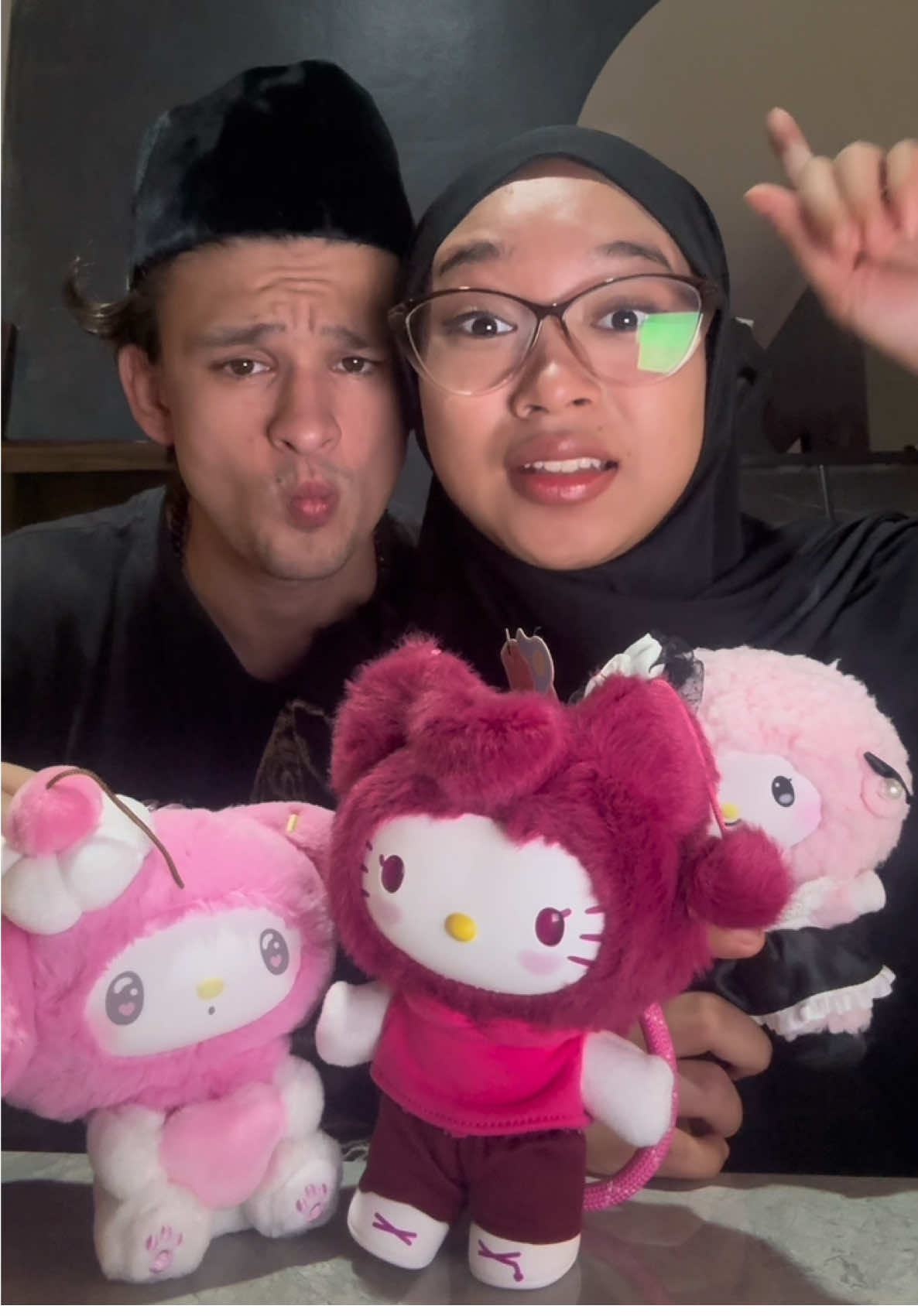 Jadi kemarin aku jajanin Chris belanja setengah juta, terus hari ini gantian dia yang jajanin aku 😆 Aku langsung pilih… Blind Box Vinyl Plush Sanrio 🥹✨ @minisoshopid @MINISO  #grwMINISO #minisoindo #minisoindonesia2025 #Sanrio #Bdayminiso