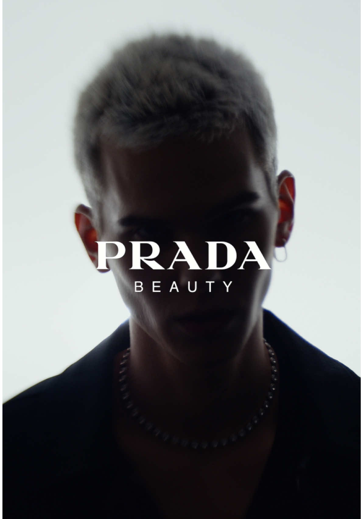 Ogromna radość i duma!  Mam zaszczyt ogłosić, że zostałem częścią najnowszej kampanii nowego zapachu „PARADIGME” od @pradabeauty w Polsce!  To nierealny moment, który przypomina mi, że zawsze warto podążać własną drogą. #PradaBeautyPoland #Fragrance  [współpraca reklamowa]