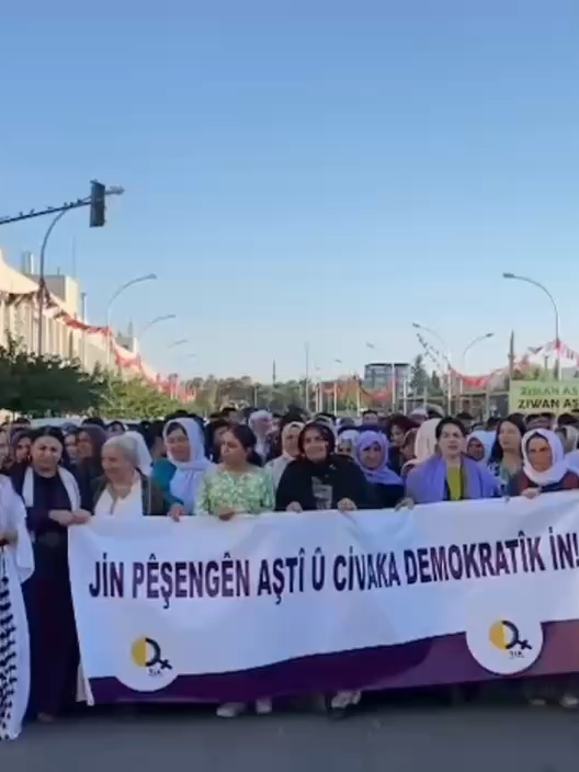 Mitînga me ya 1ê îlonê Roja Aştiyê ya cîhanê li Rihayê bi vî awayî derbas bû û me bi olana JIN JIYAN AZADÎyê li qadê dengê xwe bilind kir. Dê jin her tim pêşengên aştiyê bin.