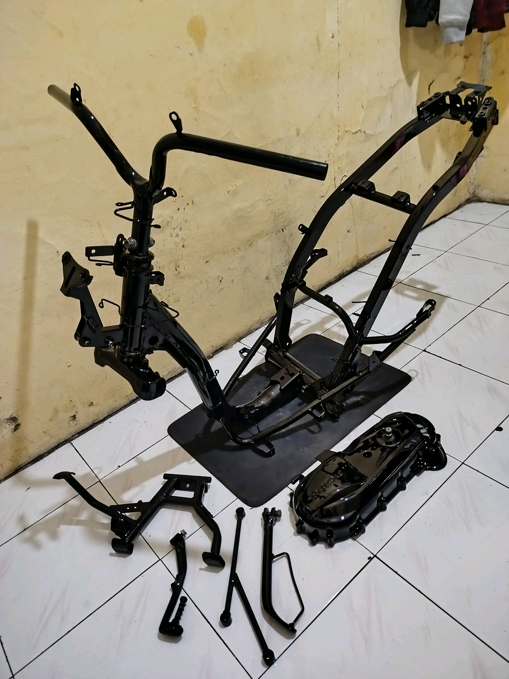 Tulang belulang 🩻 #dunkcustompaint #custompainting #custompaint #fyppppppppppppppppppppppp #fyp #beatkarbu #hondabeat #repaint #repaintmotor #repaintvelg 