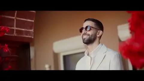 كله قالي اشمعنا هو رد قلبي و قالي هو داللي جوا القلب جوا داللي داس عالناس بقوة