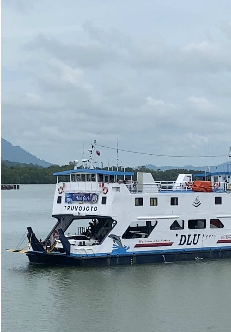 Batulicin-Kotabaru 🛳️💨🙆🏻‍♀️ Vibes di kapal gk pernah gagall.. gk kalahh sma pesawat yaaa ehee 😇🙌🏻 #pelabuhanferry#kotabaru#batulicin#wisata#kalimantanselatan 