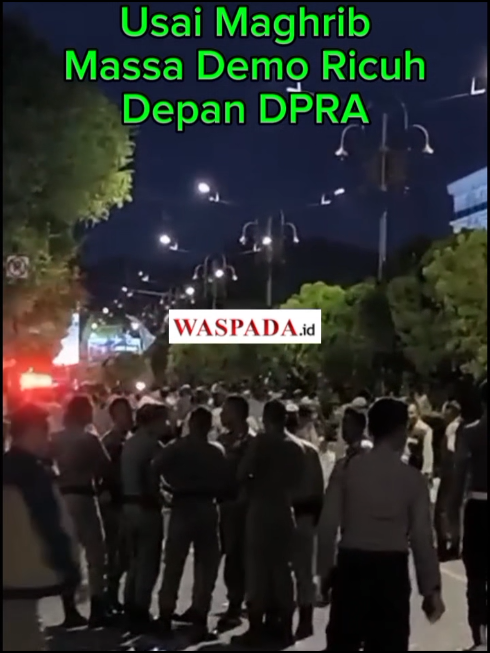 BANDA ACEH (Waspada.id): Pasca orasi, pendemo yang mengatasnamakan diri Aliansi Rakyat Aceh ricuh dengan petugas keamanan di halaman gedung DPRA seusai Maghrib, Senin (01/09/2025). Kericuhan pecah antara massa dengan petugas gabungan dari polisi dan Satpol PP yang berjaga dilokasi. Pantauan waspada.id di lapangan, awalnya suasana kondusif dan orasi ditutup dengan shalawat hingga adzan Maghrib. Kapolresta Banda Aceh, Kombes Pol Joko Heri Purwono yang turun langsung ke lapangan juga sudah melakukan negosiasi agar massa membubarkan diri dengan tertib, namun gagal. Suasana mulai memanas ketika peserta aksi berbaju hitam mulai melakukan pembakaran di depan gedung DPRA, dan suara petasan dilontarkan oleh peserta aksi ke arah petugas. Hingga akhirnya semakin tidak terkendali setelah pasukan Brimob Polda Aceh mulai keluar gedung menggunakan tameng dan para peserta demo panik berlarian. Menurut salah satu peserta demo, Iqbal mengatakan dirinya harus berlari ke arah Simpang Lima untuk menyelamatkan diri dari kejaran petugas. “Kami berlarian semua, karena petugas sudah represif, kami lari ke sembarang tempat karena dikejar,” ucapnya. Hingga saat ini petugas masih melakukan pembubaran paksa dan mengejar para pendemo ke semua titik. Tujuh Tuntutan Ditandatangani Bersama Orasi berjalan damai hingga sebelum Maghrib dan aksi massa yang ditemui pimpinan DPRA juga telah menandatangani 7 kesepakatan bersama, diantaranya ; Reformasi total DPR RI dan DPR Aceh, Reformasi Polri, Tuntaskan seluruh pelanggaran HAM di Indonesia, Tolak pembangunan Batalyon di Aceh, Evaluasi menyeluruh terhadap seluruh tambang di Aceh, Bebaskan peserta aksi yang ditangkap saat aksi, dan Transparansi dana otonomi khusus (otsus) Aceh. Tujuh tuntutan tersebut ditandatangani bersama oleh Ketua DPRA Zulfadli bersama koordinator lapangan peserta aksi. Sementara itu, Ketua DPRA, Zulfadli saat meninggalkan lokasi tidak memberikan statemen apapun, hanya mengatakan semua tuntutan sudah ditandatangani bersama. #beritatiktok #infoterkini #beritaaceh #demoaceh 