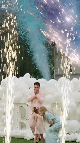 Zaczęło się od telefonu od Andzi @Andziaks i przekazania TEJ wyjątkowej koperty przez Lukę @LUKA  Organizacja gender reveal w 2,5 dnia? Szalony pomysł… ale nie mogłam Wam odmówić! 🫶 Spotkanie po 3 latach od Waszego ślubu, który również miałam przyjemność organizować kompleksowo, przywołało morze pięknych wspomnień. A samo gender reveal… tych emocji naprawdę nie da się ubrać w słowa! Oglądając tę Rolkę, wciąż mam ciarki i łzy wzruszenia w oczach. Jesteście tak kochani, tak prawdziwi w swoim cieple i pełni miłości do siebie i do świata. Być częścią Waszych historii to dla mnie zaszczyt.  Dziękuję po raz kolejny za zaufanie i z całego serca Wam gratuluję! 🩵🩵🩵  #genderreveal #artofwedding #andziaks #luka #event 