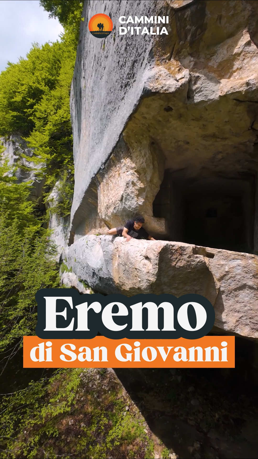 Sul Cammino di Celestino, all’interno della Valle dell’Orfento e del Parco Nazionale della Maiella, c’è un luogo che sembra custodire un segreto. 🧡 Stiamo parlando dell’Eremo di San Giovanni all’Orfento, che si raggiunge passando attraverso una stretta fessura nella roccia, un ingresso che obbliga a stringersi e abbassarsi.  🏔 È come se la montagna stessa volesse mettere alla prova chi desidera varcarne la soglia, ricordando che ogni cammino interiore comincia con un gesto di umiltà. . ℹ️ Da sapere: l’ingresso all’eremo avviene per una scala e poi per una cengia orizzontale di circa 15 metri, da percorrere nell’ultimo tratto pancia a terra. Il passaggio, largo circa 40 cm e posto a diversi metri da terra, non è protetto: l’accesso è quindi riservato a persone adeguatamente preparate e attrezzate. In alternativa, l’eremo può essere osservato dall’esterno proseguendo sotto la grotta e risalendo lungo la traccia di sentiero di fronte.  Prima di partire, chiedete informazioni al Centro del Parco di Caramanico Terme: caramanico@parcomajella.it  #camminodicelestino #parcomaiella #yourabruzzo #ministeroturismo