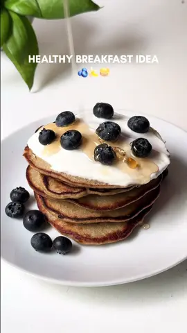 Mi desayuno fav rápido, saludable y proteico con blueberries 🫐🤤 Ingredientes: – 1 plátano maduro  – 2 huevos enteros  – ½ taza de harina de avena  – 1 cdta de esencia de vainilla  – Arándanos  Toppings: – Yogur proteico / quark  – Arándanos frescos  #healthybreakfast   #gymfood #breakfastideas #desayunosaludable #creatorsearchinsights
