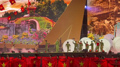 Còn gì đẹp hơn 🥰 #nguyenhung #concertquocgia #congidephon #muado 