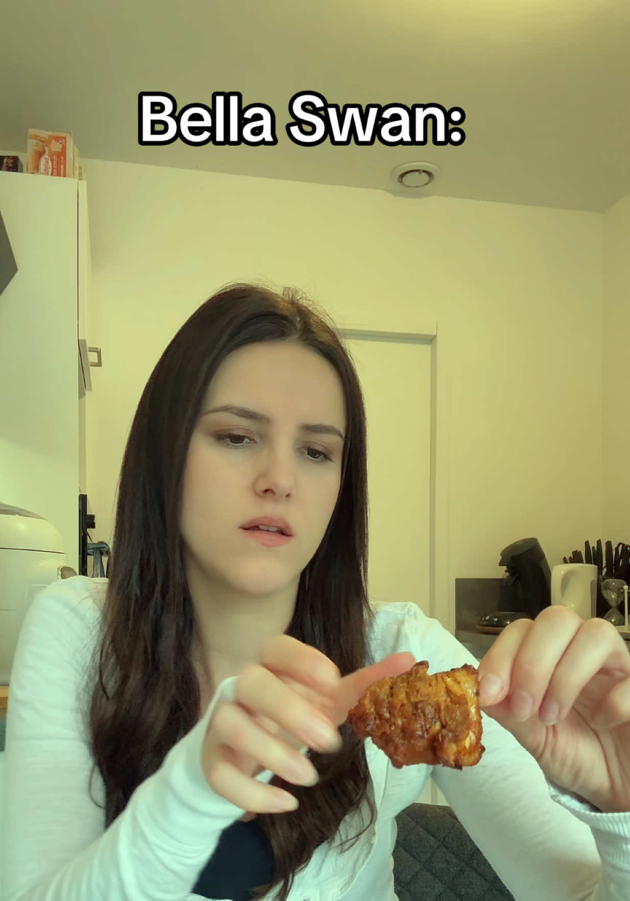J’ai refais avec la bonne couleur de haut 🤭 J’ai placé pleins de refs… vous les avez toutes? 🤭 #twilight #bellaswan #humor #twilightsaga #bella 