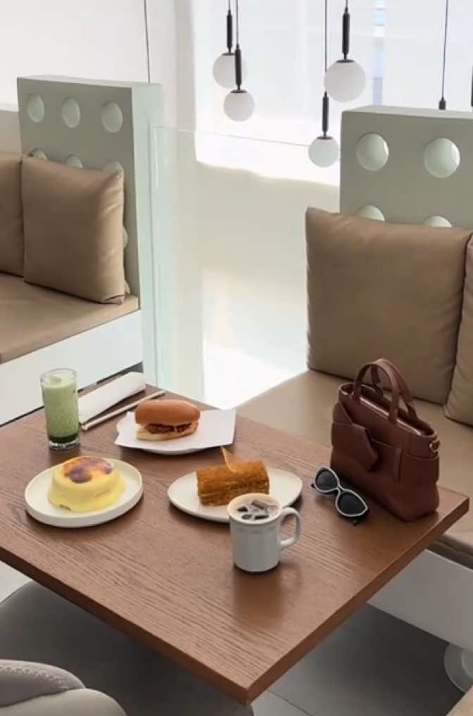 كافيه جديد في الفيحاء 🫶🏻🖤 ( شانت بيسترو) 😍 .. @chant.sa  .. لايفوتكم خصم طلاب الجامعات ١٠٪؜ 🤩  📍الفيحاء … #عودة_المدارس#عودة_الجامعات#شانت#شانت_نيبر#جدة