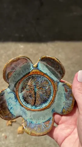 Testing glazes and textures. This turned out pretty cool. Spectrum jalapeño x2 under one coat Mayco Northern Lights #ceramics 