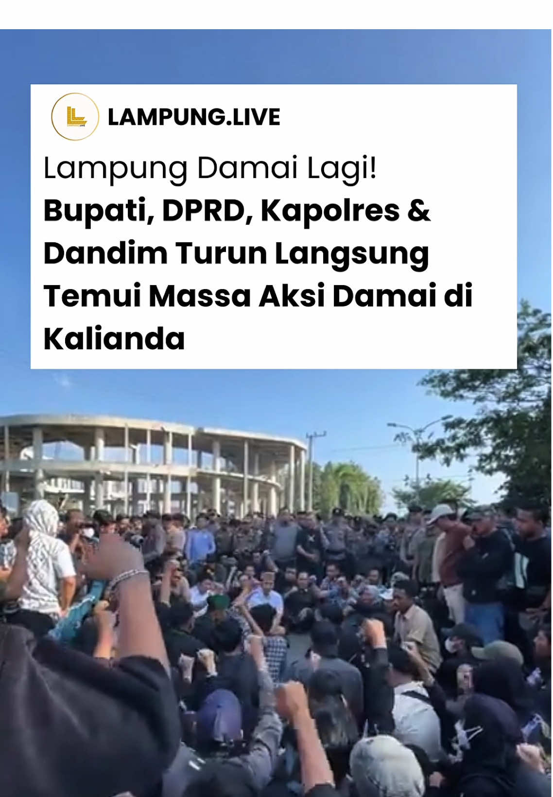 Lampung Damai Lagi! Aksi di depan Tugu Adipura, Kalianda (1/9) berlangsung tertib dan penuh kedamaian. Bupati, DPRD, Kapolres, hingga Dandim turun langsung menemui massa aksi untuk mendengar aspirasi rakyat. Bangga melihat pimpinan daerah hadir bersama masyarakat ❤️🤍 #LampungLive #LampungDamai #Kalianda #AksiDamai #GhamOk