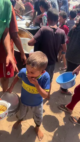 انظر الي الطفل لم يجد متبقي شي 
