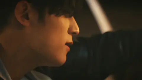 Tentang Wonwoo si pembunuh bayaran handal profesional yang menyamar sebagai polisi agar rencana dan aksinya berhasil.  Suatu ketika ia memiliki misi rahasia membunuh seorang anak pengusaha yang sukses di kota nya, yang tanpa ia sadari sudah masuk kedalam perangkap licik laki-laki bernama Mingyu.  Mingyu adalah detektif yang juga menyamar sebagai aparat keamanan yang bertugas menjaga gedung acara. Singkat cerita mereka saling kenal dan mulai menjalin kasih.  Wonwoo yang sungguh-sungguh mencintai Mingyu dengan perasaannya yang tulus sedangkan Mingyu yang memainkan peran di dalam drama buatannya.  Sampai suatu ketika, semuanya terbongkar saat Mingyu terlibat kecelakaan dan harus terbaring di rumah sakit karena di tabrak oleh orang-orang suruhan anak pejabat yang diberi tugas harusnya menabrak Wonwoo bukan Mingyu.  Wonwoo tidak bisa menahan emosinya sehingga menjalankan misi tanpa berhati-hati. Ia menerobos masuk ke gedung kosong yang katanya markas besar orang-orang yang menabrak Mingyu. Dan betapa terkejutnya ia malah bertemu dengan Mingyu yang berdiri tegap, sehat, dan kuat. Tubuh yang terakhir kali ia lihat terbaring lemah di rumah sakit lengkap dengan alat pernapasan kini malah berdiri dihadapannya tanpa cacat sedikitpun. Wonwoo sadar ia di khianati. Sakitnya sungguh tidak main-main, napasnya memburu, tubuh bergetar dan emosi yang menjadi-jadi mulai menguasai. Dan dengan brutal menghajar semua orang-orang yang ada di dalam gedung.  Karena kekecewaan yang menguasai gerak tubuhnya membuat Wonwoo pasrah saat polisi mulai berdatangan untuk menangkap nya, disana ia bisa lihat Mingyu menatapnya. Tetap diam bahkan saat Wonwoo mulai dibawa oleh para keamanan. Wonwoo dijatuhi hukuman penjara sedangkan Mingyu diberikan penghargaan karena sudah berhasil menangkap buronan yang selama ini mereka cari-cari. Ada rasa mengganjal yang setiap harinya mengganggu Mingyu yang terus menerus memikirkan Wonwoo, tidak tenang bahkan khawatir.  Apa ini hukuman bagi Mingyu? permainan peran nya malah jadi membuat dirinya sangat merasa bersalah. Selesai dengan hukumannya, Wonwoo pergi ke pesisir kota. Mengasingkan diri disana, memulai lembaran hidup yang baru dan berusaha melupakan semuanya. Walaupun sejujurnya sangat sulit, baginya cinta itu masih terlalu besar bahkan sama di setiap harinya. Sedangkan Mingyu sendiri sangat menyesali perbuatannya dan mencari-cari keberadaan Wonwoo tapi tak kunjung ketemu.  Wonwoo sudah kepalang kecewa, dan tidak ingin lagi bertemu dengan Mingyu walaupun cintanya masih milik Mingyu. #minwon #mingyu #wonwoo #seventeen #viral 