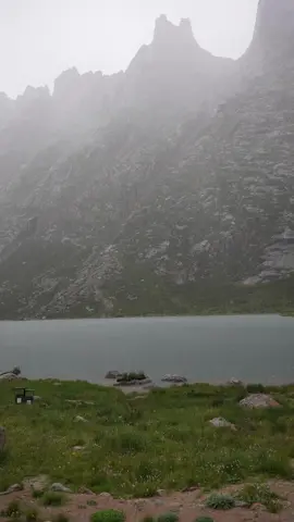 莲宝叶则｜Raindrops at Lianbaoyeze  The rain fall upon the lake, as if touching the delicate surface of a vast lotus leaf. Ripples stir, yet the world falls into profound silence.  In that fleeting moment, the soul is cleansed, and you exist only with the mountains, the waters, and the eternal breath of heaven and earth. #lianbaoyeze #pure #energy #healing #rain
